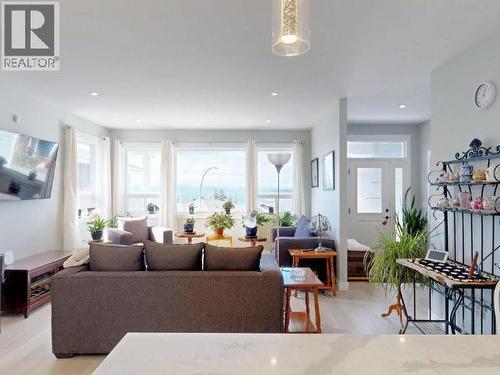 4374 Quebec Ave, Powell River, BC - Indoor Photo Showing Living Room