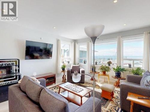 4374 Quebec Ave, Powell River, BC - Indoor Photo Showing Living Room
