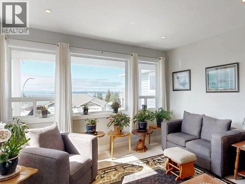 4374 Quebec Ave, Powell River, BC - Indoor Photo Showing Living Room