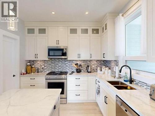 4374 Quebec Ave, Powell River, BC - Indoor Photo Showing Kitchen With Double Sink With Upgraded Kitchen