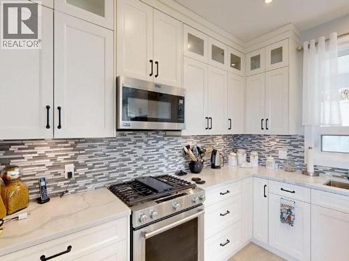 4374 Quebec Ave, Powell River, BC - Indoor Photo Showing Kitchen With Upgraded Kitchen