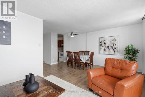 1110 - 2000 Jasmine Crescent, Ottawa, ON - Indoor Photo Showing Living Room
