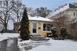 71 MISSISSAUGA ROAD N  Mississauga, ON L5H 2H9