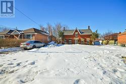 8 ARNOLD AVENUE  Toronto, ON M6N 4M9