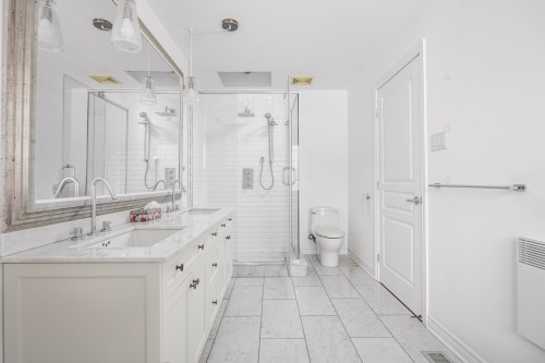 Bathroom - 4363 Boul. Décarie, Montréal (Côte-Des-Neiges/Notre-Dame-De-Grâce), QC - Indoor