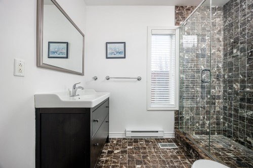 Bathroom - 4363 Boul. Décarie, Montréal (Côte-Des-Neiges/Notre-Dame-De-Grâce), QC - Indoor Photo Showing Bathroom