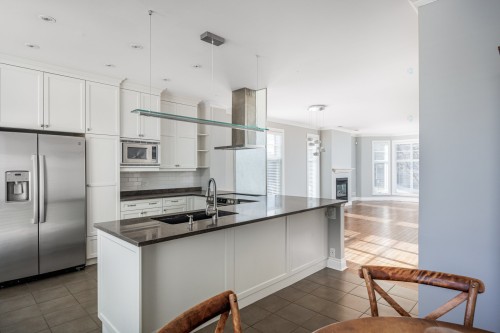 Kitchen - 4363 Boul. Décarie, Montréal (Côte-Des-Neiges/Notre-Dame-De-Grâce), QC - Indoor Photo Showing Kitchen With Upgraded Kitchen