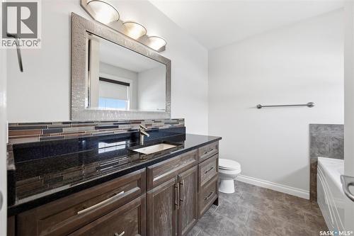 911 Hunter Road, Saskatoon, SK - Indoor Photo Showing Bathroom