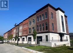 2 CHESTNUT COURT  Aurora, ON L4G 4A4