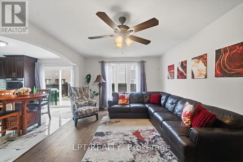 48 Nashville Circle, Hamilton, ON - Indoor Photo Showing Living Room