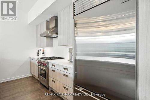 3658 Ferretti Court, Innisfil, ON - Indoor Photo Showing Kitchen With Upgraded Kitchen