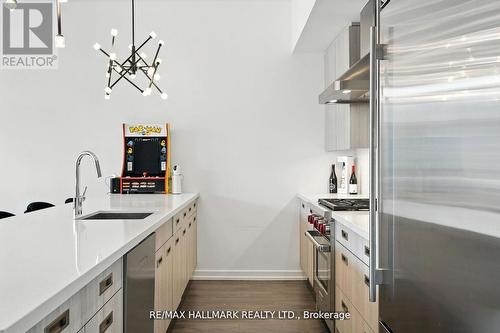 3658 Ferretti Court, Innisfil, ON - Indoor Photo Showing Kitchen With Upgraded Kitchen