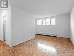 303 - 165 COLBORNE AVENUE  Richmond Hill, ON L4C 2K2