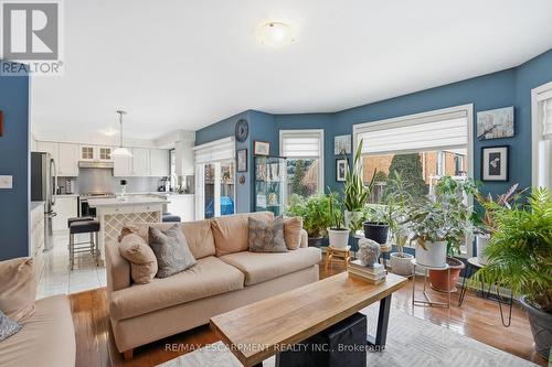 2505 Valleyridge Drive, Oakville, ON - Indoor Photo Showing Living Room
