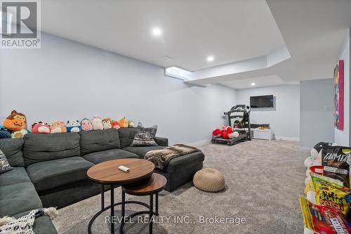 5609 Thorn Lane, Burlington, ON - Indoor