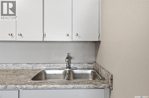 22 2 Summers Place, Saskatoon, SK - Indoor Photo Showing Kitchen With Double Sink