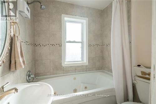 44 Holton Avenue N, Hamilton, ON - Indoor Photo Showing Bathroom