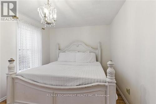 44 Holton Avenue N, Hamilton, ON - Indoor Photo Showing Bedroom