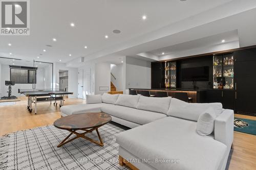 2186 Harcourt Crescent, Mississauga, ON - Indoor Photo Showing Living Room