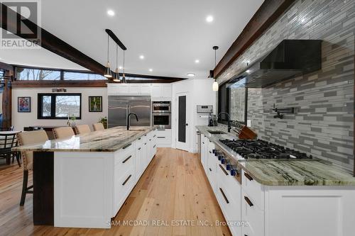 2084 Grand Boulevard, Burlington, ON - Indoor Photo Showing Kitchen With Upgraded Kitchen