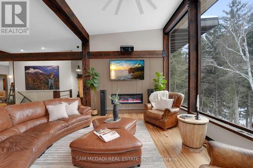 2084 Grand Boulevard, Burlington, ON - Indoor Photo Showing Living Room