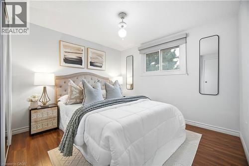 424 Jackson Street W, Hamilton, ON - Indoor Photo Showing Bedroom