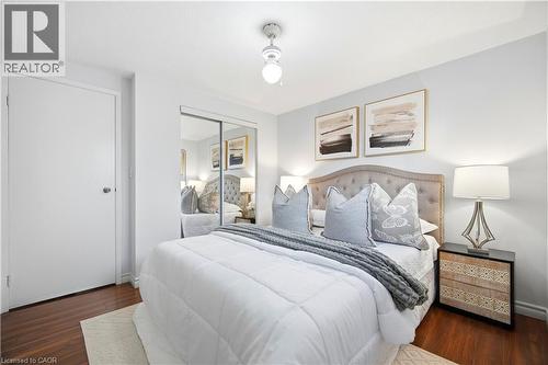 424 Jackson Street W, Hamilton, ON - Indoor Photo Showing Bedroom