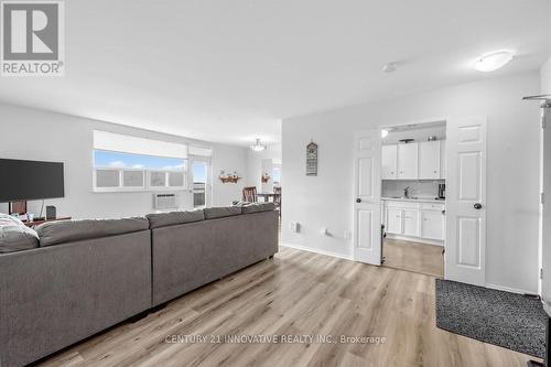 504 - 67 Richmond Street, Richmond Hill, ON - Indoor Photo Showing Living Room