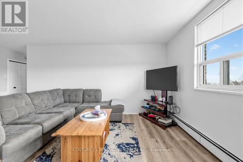 504 - 67 Richmond Street, Richmond Hill, ON - Indoor Photo Showing Living Room
