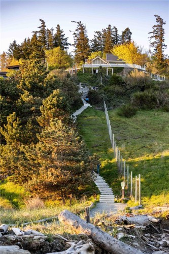 1304 Midden Rd, Comox, BC 