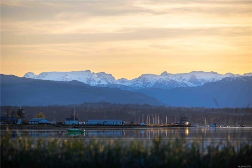 1304 Midden Rd, Comox, BC 