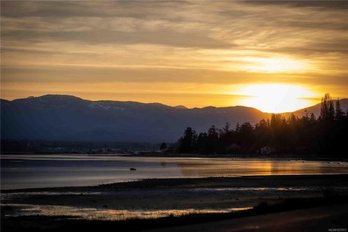 1304 Midden Rd, Comox, BC 