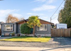 532 Banks Ave WEST Parksville, BC V9P 1H5