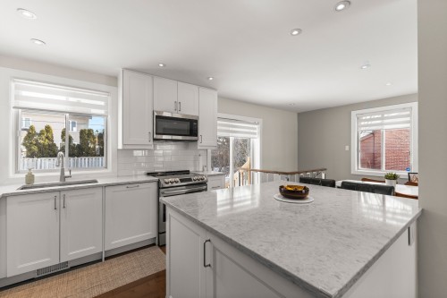 Cuisine - 111 Av. D'Ivanhoe Crescent, Pointe-Claire, QC - Indoor Photo Showing Kitchen With Upgraded Kitchen