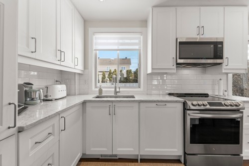 Cuisine - 111 Av. D'Ivanhoe Crescent, Pointe-Claire, QC - Indoor Photo Showing Kitchen With Upgraded Kitchen