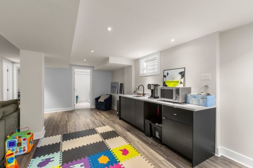 Salle familiale - 111 Av. D'Ivanhoe Crescent, Pointe-Claire, QC - Indoor