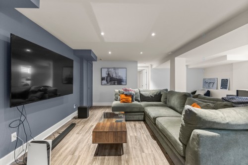 Salle familiale - 111 Av. D'Ivanhoe Crescent, Pointe-Claire, QC - Indoor Photo Showing Living Room