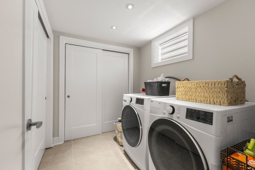 Salle de lavage - 111 Av. D'Ivanhoe Crescent, Pointe-Claire, QC - Indoor Photo Showing Laundry Room