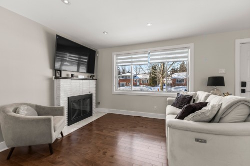 Salon - 111 Av. D'Ivanhoe Crescent, Pointe-Claire, QC - Indoor Photo Showing Living Room With Fireplace