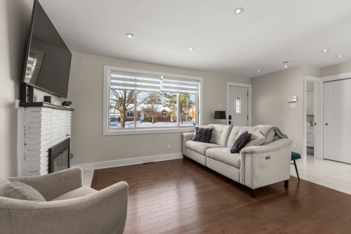 Salon - 111 Av. D'Ivanhoe Crescent, Pointe-Claire, QC - Indoor Photo Showing Living Room With Fireplace