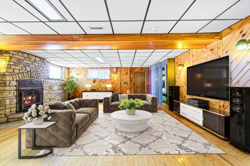 Salle familiale - 1 Av. Ste-Marie, Montréal-Est, QC - Indoor With Fireplace