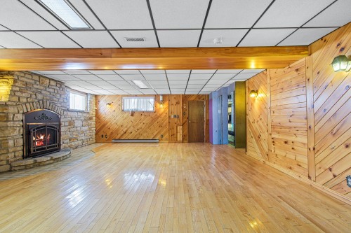 Salle familiale - 1 Av. Ste-Marie, Montréal-Est, QC - Indoor
