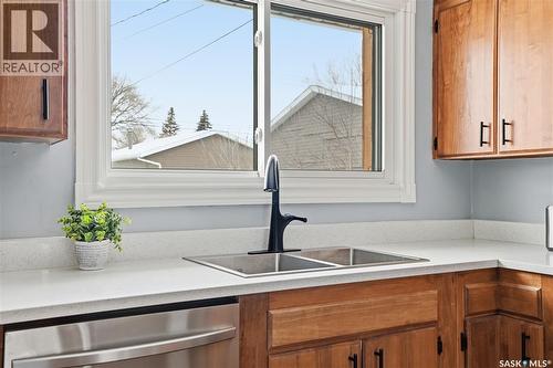 39 Cantlon Crescent, Saskatoon, SK - Indoor Photo Showing Kitchen With Double Sink