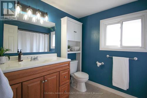918 Upper Ottawa Street, Hamilton, ON - Indoor Photo Showing Bathroom