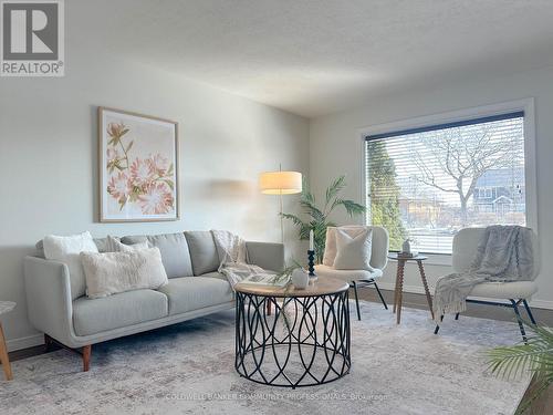 918 Upper Ottawa Street, Hamilton, ON - Indoor Photo Showing Living Room