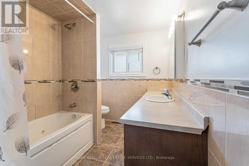 9 Isaac Court, Hamilton, ON - Indoor Photo Showing Bathroom