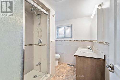 9 Isaac Court, Hamilton, ON - Indoor Photo Showing Bathroom