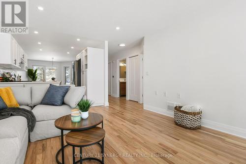 7 Weaver Crescent, Ottawa, ON - Indoor Photo Showing Living Room