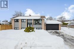 38 COURTNEY ROAD W  Ottawa, ON K2L 1L8