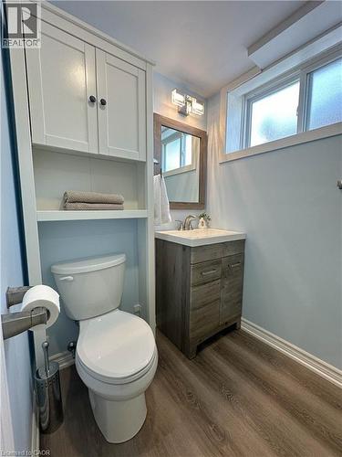 918 Upper Ottawa Street, Hamilton, ON - Indoor Photo Showing Bathroom